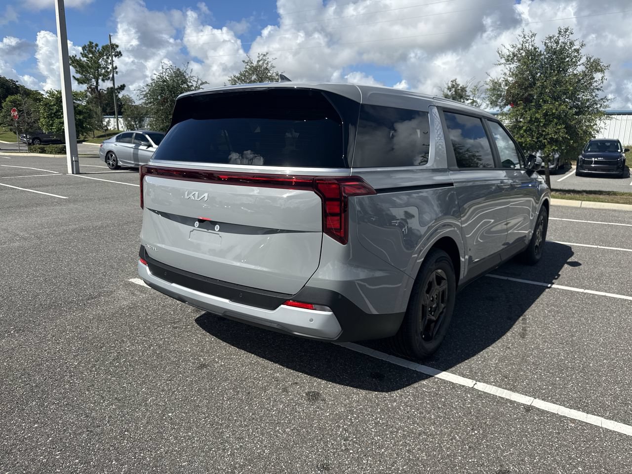 New 2027 Kia Carnival LX FWD image 3