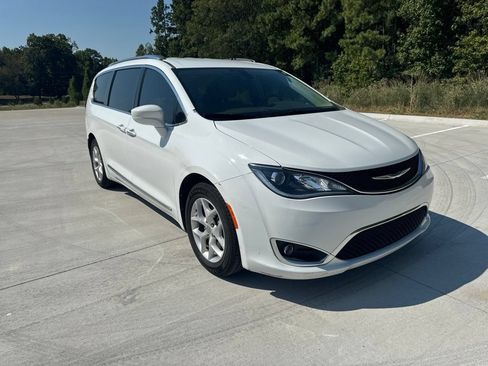 Used 2018 Chrysler Pacifica Touring-L w/ Tire & Wheel Group FWD image 4