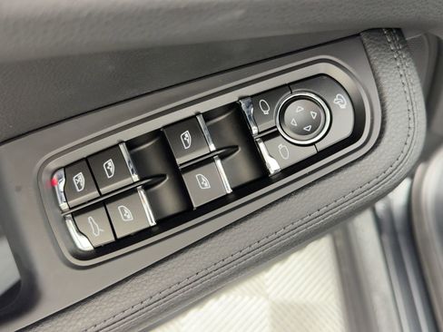 Certified 2025 Porsche Macan image 13