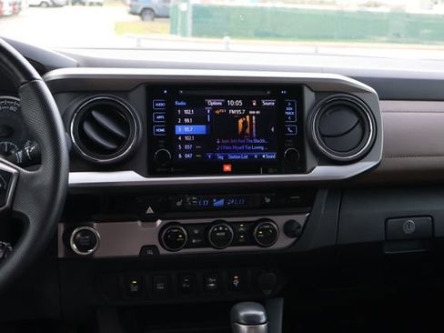 Used 2016 Toyota Tacoma Limited w/ Towing Package image 13