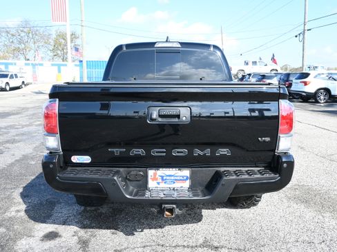 Used 2023 Toyota Tacoma TRD Off-Road image 3