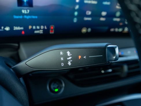 Used 2025 Buick Enclave Preferred image 27