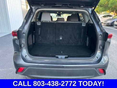 Used 2024 Toyota Highlander LE FWD image 33