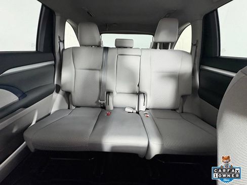 Used 2019 Toyota Highlander LE FWD image 6
