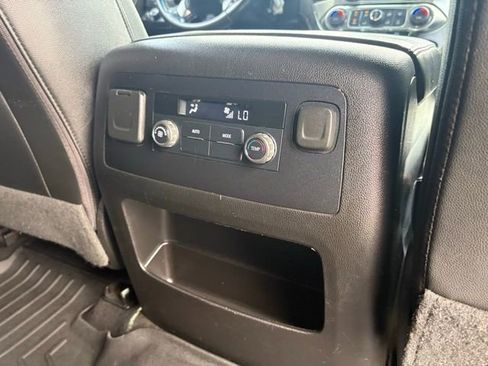 Used 2018 Chevrolet Suburban LT RWD image 34