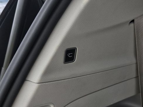 Used 2024 Chrysler Pacifica Touring-L FWD image 10