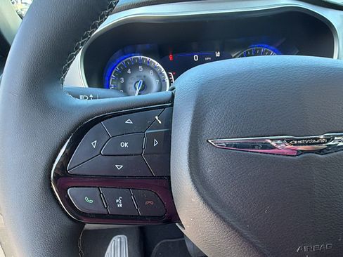 Used 2025 Chrysler Pacifica Limited FWD image 29