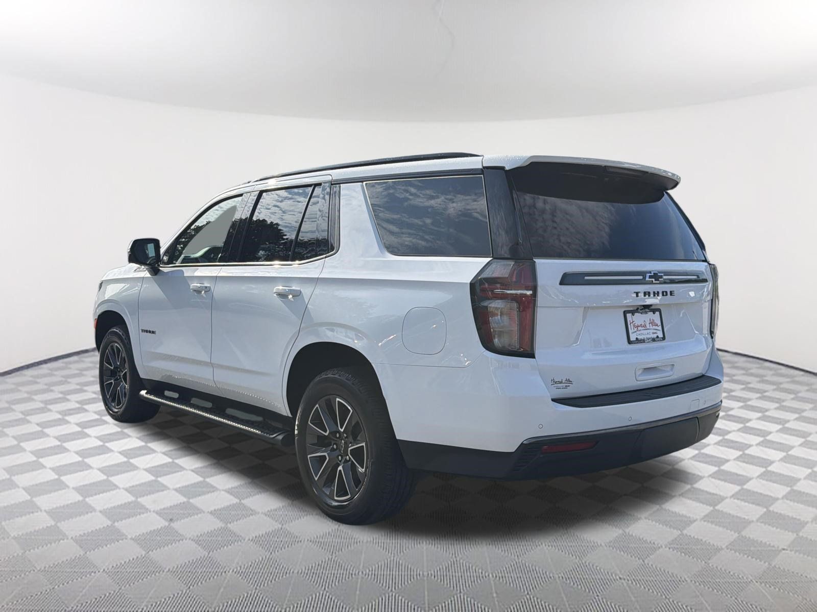 Certified 2022 Chevrolet Tahoe Z71 w/ Luxury Package AWD/4WD image 3