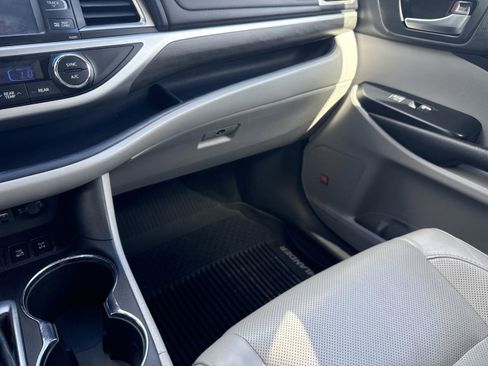 Used 2019 Toyota Highlander Limited image 17