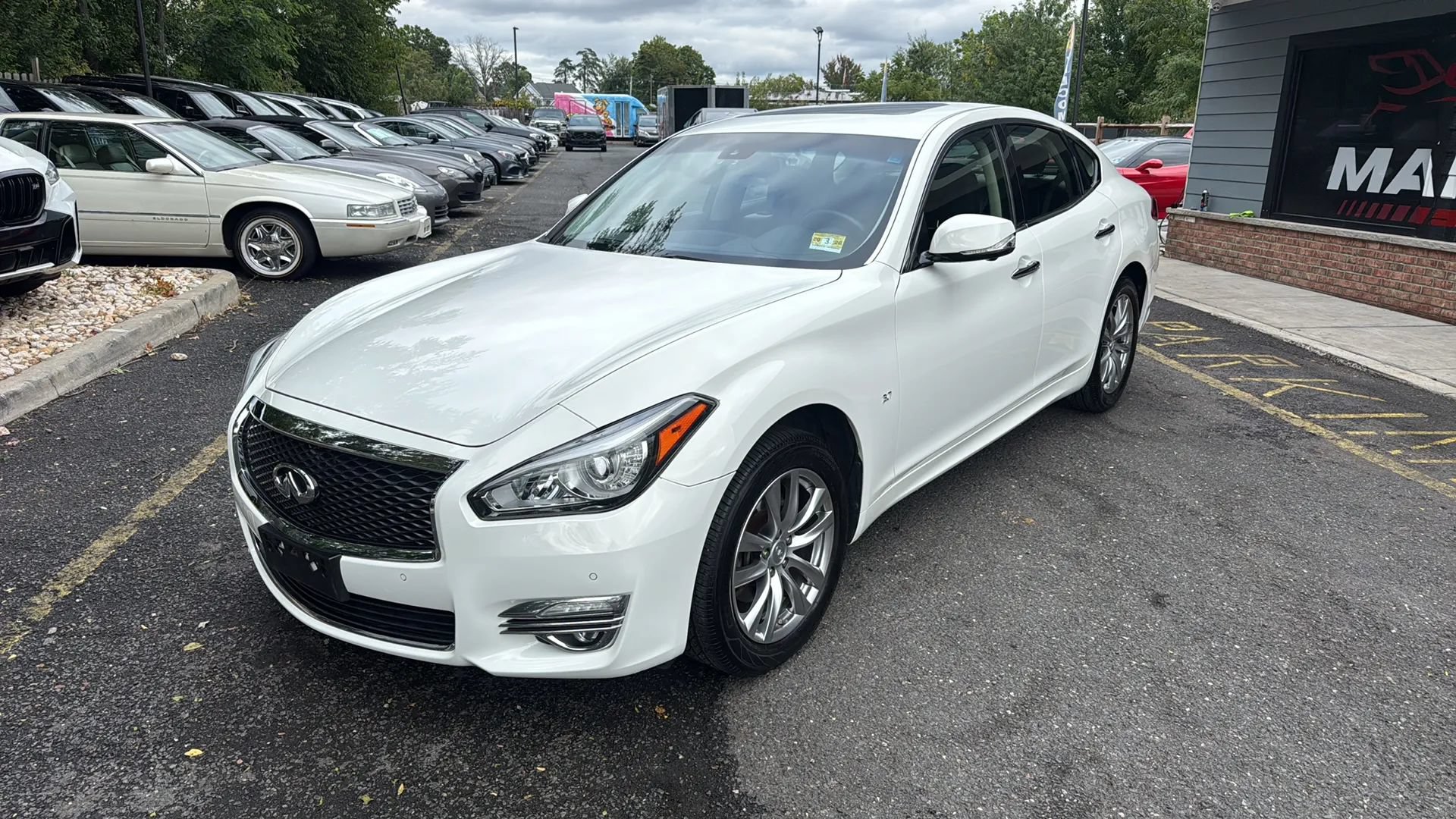 Used 2015 INFINITI Q70 3.7 w/ Deluxe Touring Package AWD/4WD image 1