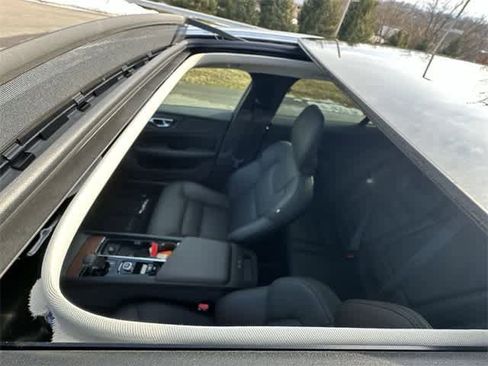 Used 2025 Volvo V60 B5 Cross Country Plus image 6
