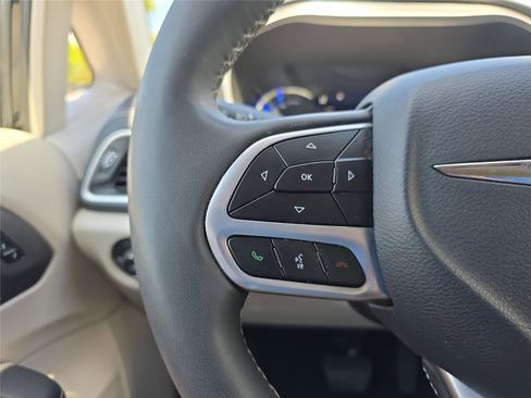 Used 2024 Chrysler Pacifica Limited FWD image 27