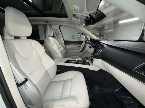 Used 2020 Volvo XC90 T6 Momentum w/ Protection Package Premier image 14