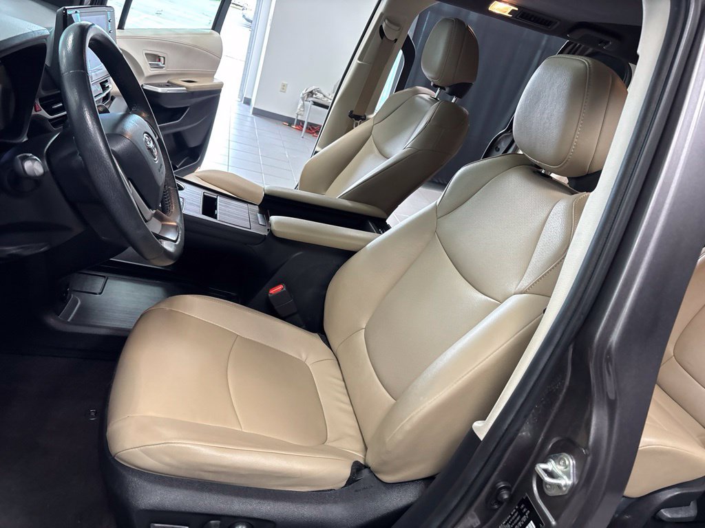 Used 2024 Toyota Sienna XLE FWD image 26