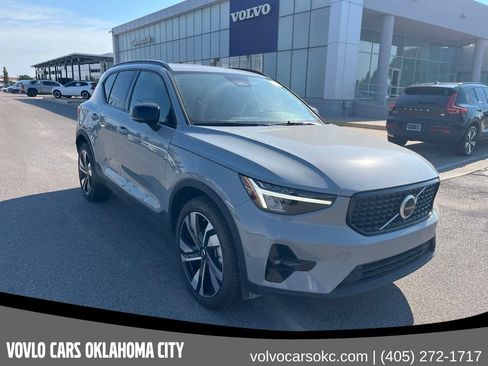 Certified 2025 Volvo XC40 B5 Plus AWD/4WD image 3