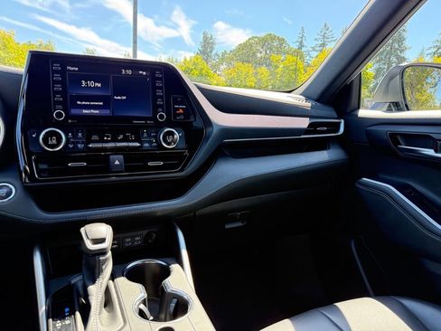 Used 2022 Toyota Highlander XSE AWD/4WD image 25
