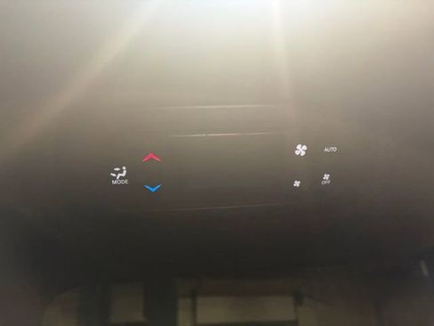 Used 2025 Chrysler Pacifica Select image 9