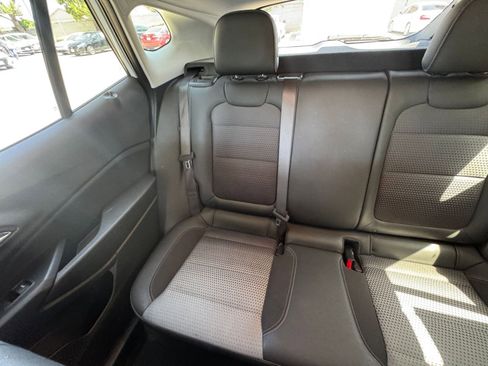 Used 2025 Chevrolet Trax LT FWD image 39