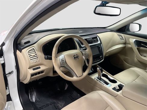 Used 2016 Nissan Altima 2.5 SL w/ 2.5 Technology Package image 9