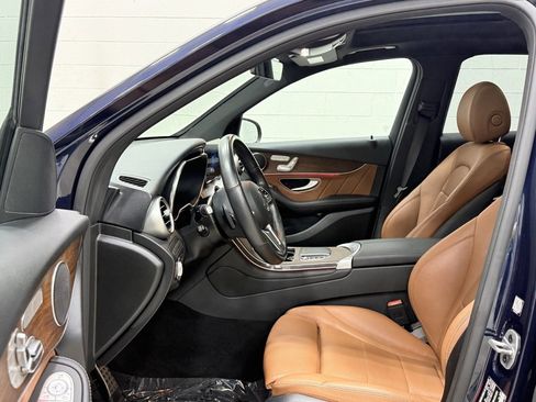 Used 2022 Mercedes-Benz GLC 300 4MATIC w/ AMG Line image 18