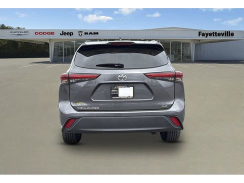 Used 2023 Toyota Highlander XLE image 4