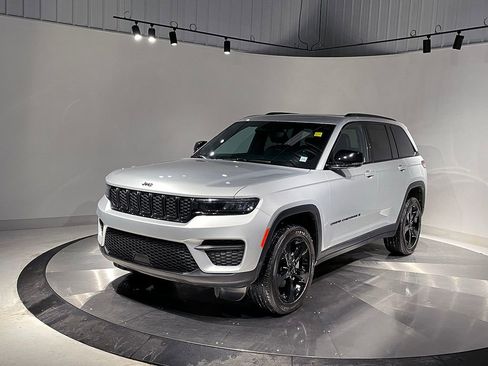 Used 2024 Jeep Grand Cherokee Altitude image 8