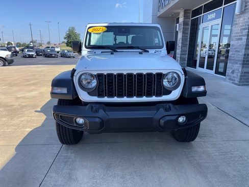 Used 2025 Jeep Gladiator Sport AWD/4WD image 4