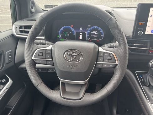 Used 2025 Toyota Sienna Platinum image 31