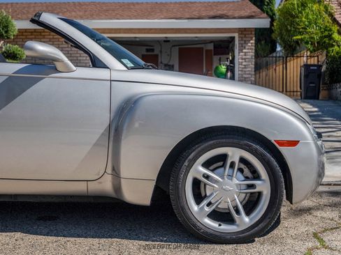 Used 2005 Chevrolet SSR image 11