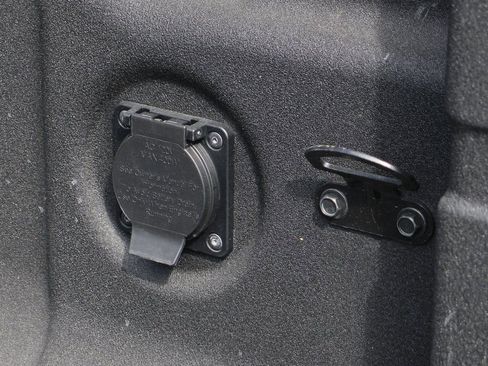 Used 2025 Nissan Frontier S w/ S Utility Package image 9