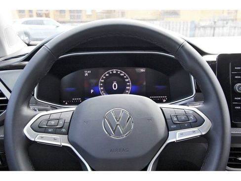 Certified 2025 Volkswagen Taos SE FWD image 15