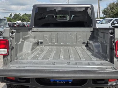 Used 2023 Jeep Gladiator Sport AWD/4WD image 9