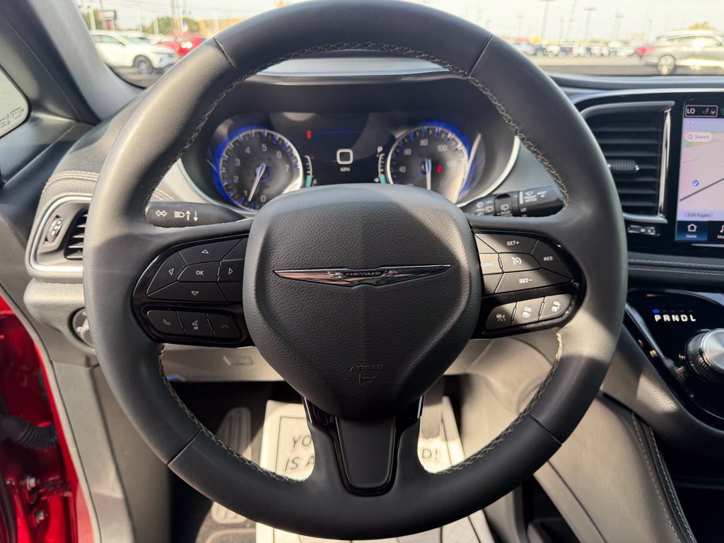 Used 2025 Chrysler Pacifica Limited FWD image 30