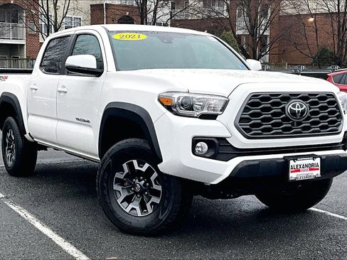 Used 2021 Toyota Tacoma TRD Off-Road image 2