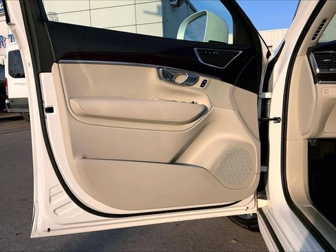 Used 2019 Volvo XC90 T5 Momentum w/ Protection Package Premier image 18