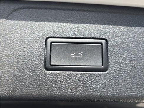 Used 2025 Volkswagen Atlas SEL Premium R-Line image 33