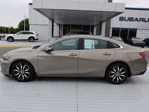 Used 2018 Chevrolet Malibu LT w/ Leather Package FWD image 2