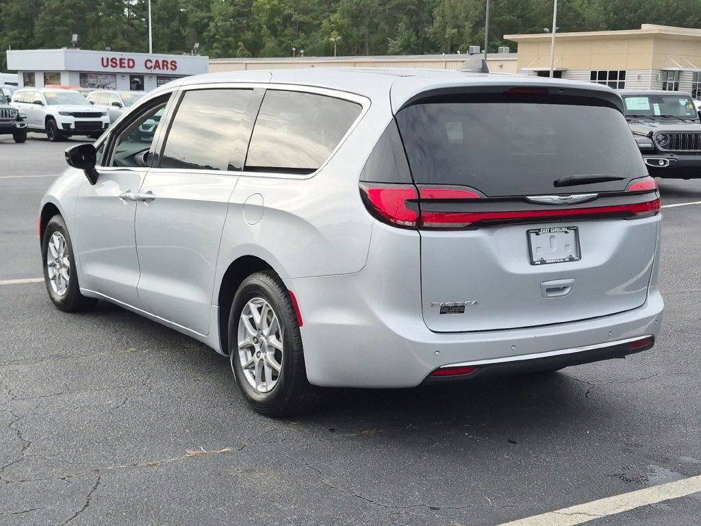 Used 2024 Chrysler Pacifica Touring-L FWD image 5