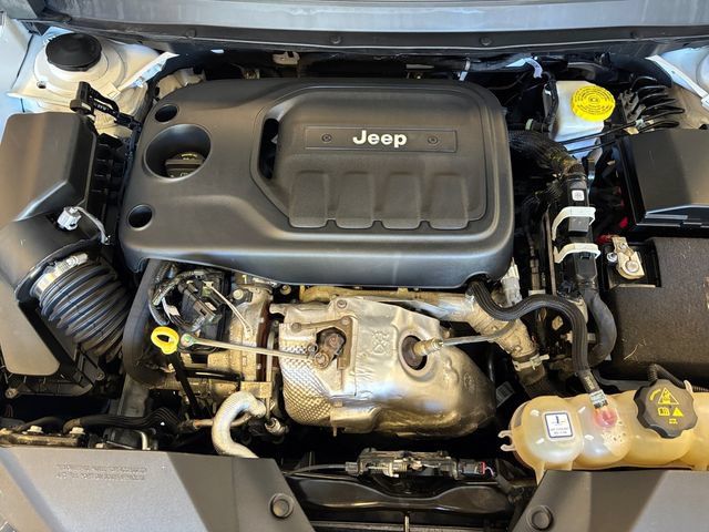 Used 2022 Jeep Cherokee Latitude Lux w/ Mopar Interior Package AWD/4WD image 24