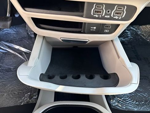Used 2022 Chrysler Pacifica Touring-L FWD image 27