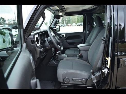 New 2025 Jeep Gladiator Sport image 12