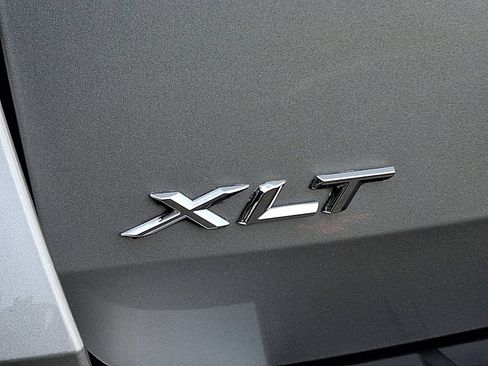 Used 2023 Ford Explorer XLT AWD/4WD image 32