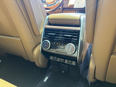 Used 2025 Land Rover Range Rover SE AWD/4WD image 11