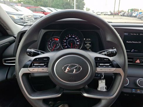 Used 2022 Hyundai Elantra SE FWD image 18
