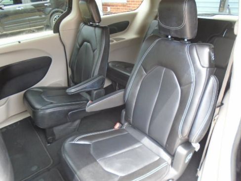 Used 2023 Chrysler Pacifica Touring-L FWD image 3