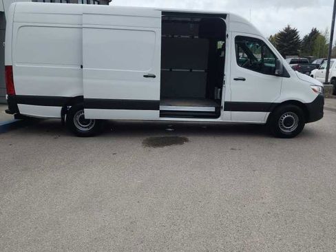 Used 2021 Mercedes-Benz Sprinter 2500 image 12