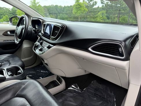 Used 2017 Chrysler Pacifica Touring-L FWD image 24