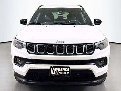 Used 2024 Jeep Compass Latitude AWD/4WD image 2