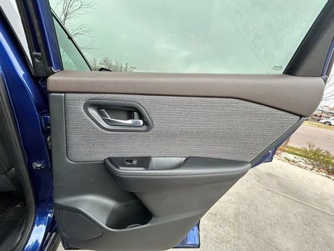 Used 2023 Nissan Rogue SV image 31
