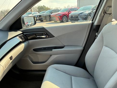 Used 2017 Honda Accord LX image 24